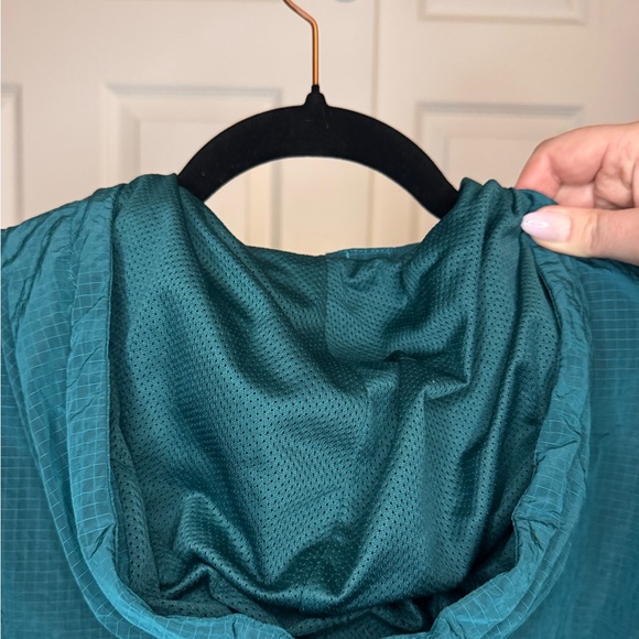 Like New Chico’s Nylon Water Repellent hooded jacket Size 2 =(Large/12) - Picture 3 of 6